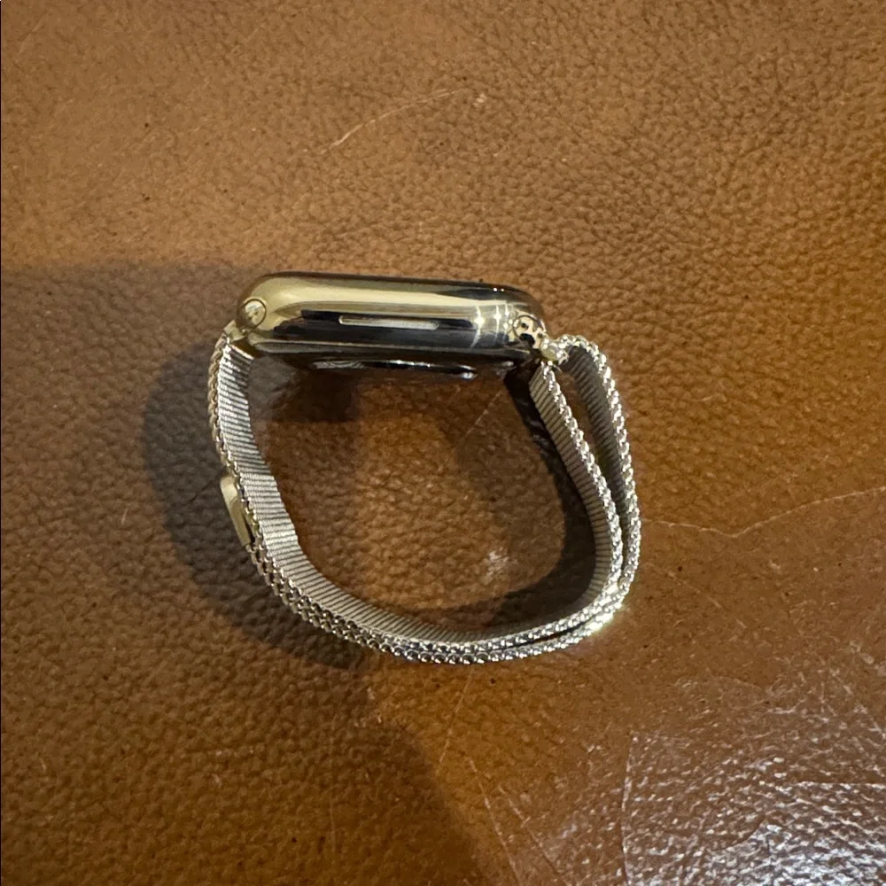 Apple Watch Series 8 GPS + Cellular Stainless Steel Case Gold 41mm Milanese Loop